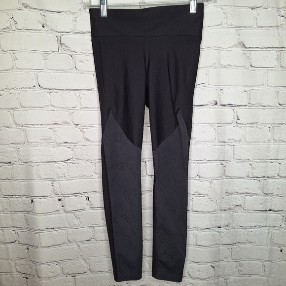 Under Armour Black Fitted Mesh Perforated Ankle Cropped Leggings Sz Small - Picture 1 of 11